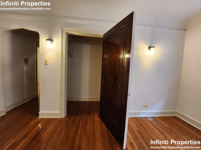 Building Photo - 1533 W 83rd St