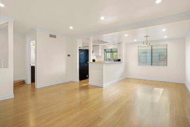 Building Photo - 14715 Saticoy St