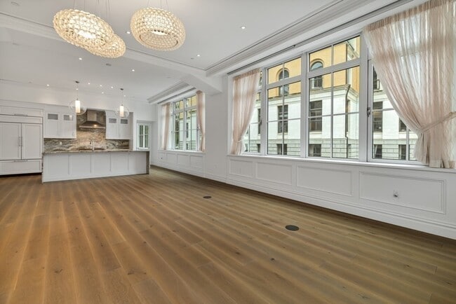 Building Photo - 28 Derne St