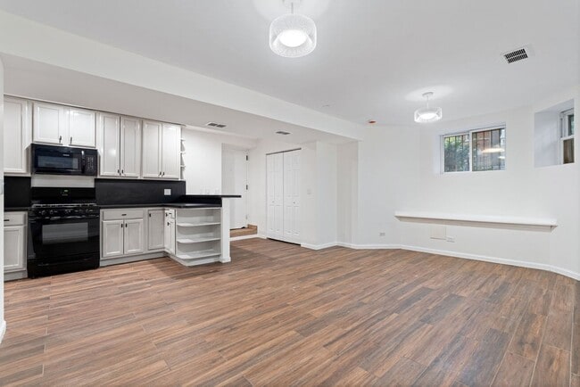 Building Photo - 823 W Roscoe St