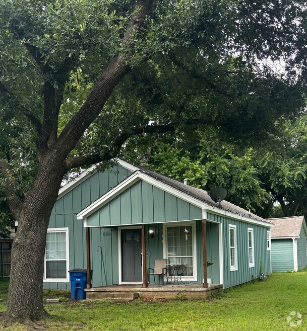 Building Photo - 1007 S Hall St