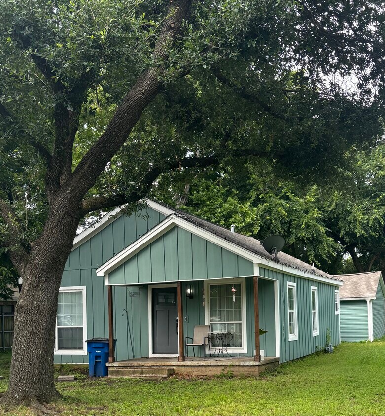 Foto principal - 1007 S Hall St