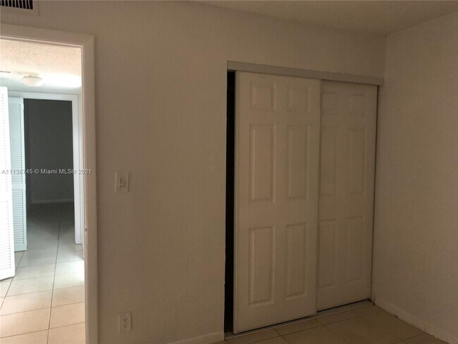 Building Photo - 4075 Lakeside Dr