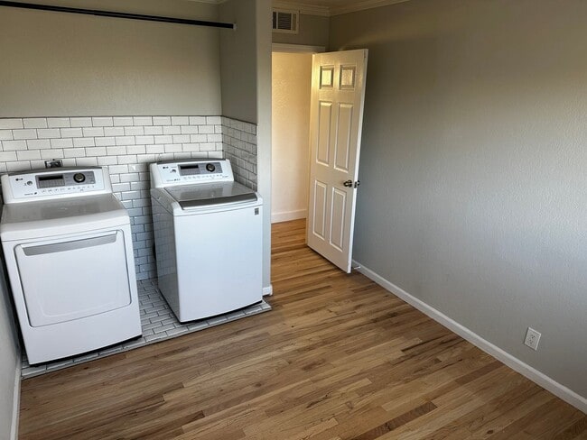 Building Photo - Remodeled 2 bed / 2 bath home near Univers...