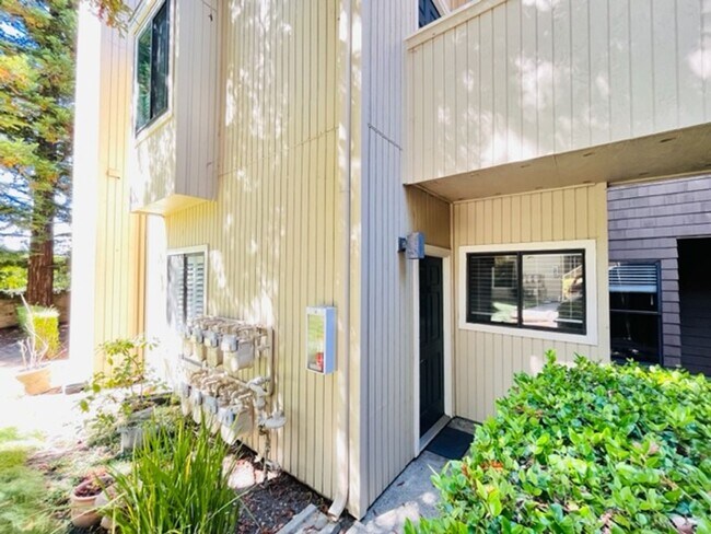 Foto del edificio - Beautiful, Lower-Level 2BD/2BA, Corner Con...