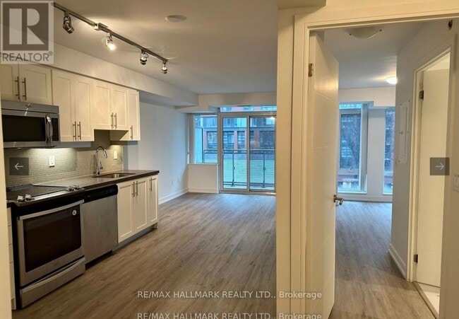 Building Photo - 525 Adelaide St W