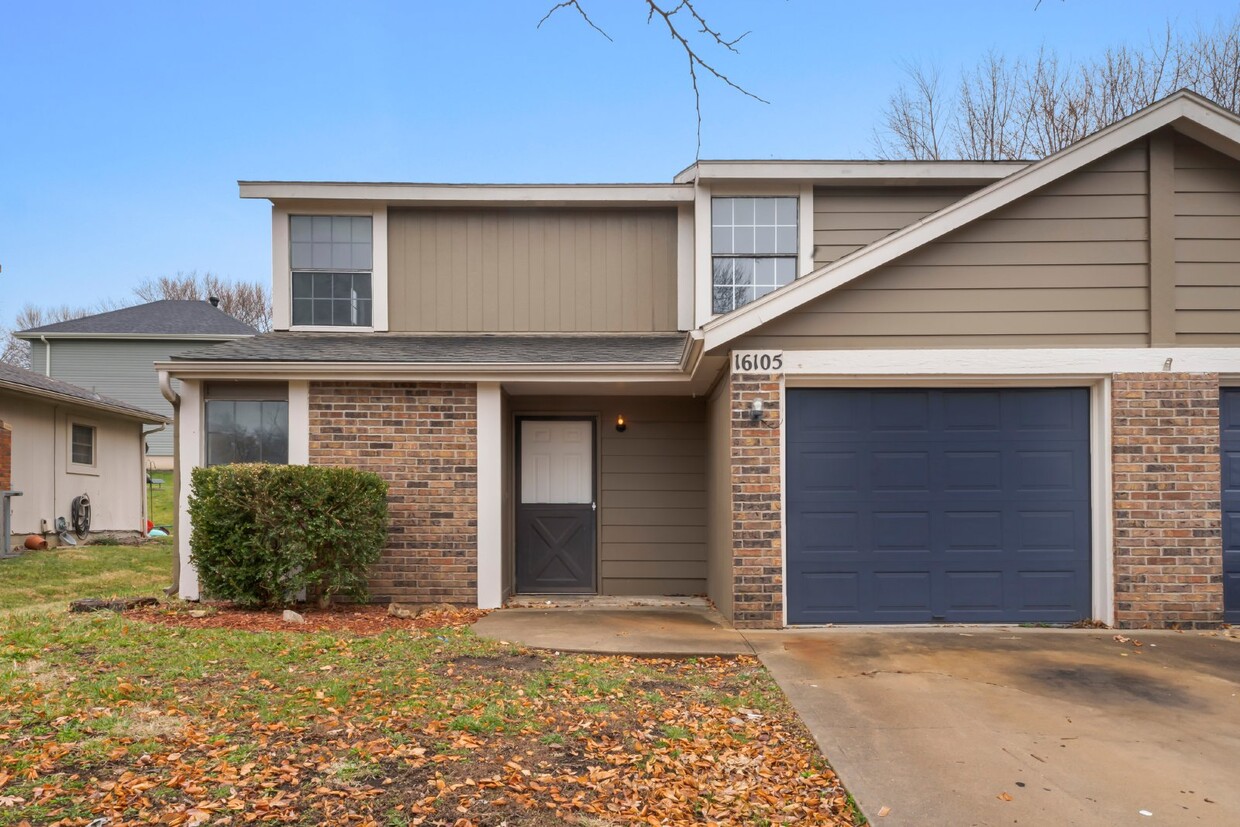 Foto principal - "Charming 3-Bed Duplex in Olathe - Coming ...