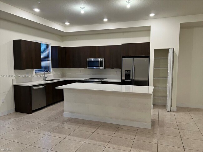 Foto del edificio - 3 br, 2 bath House - 10413 NW 82nd St Unit 33
