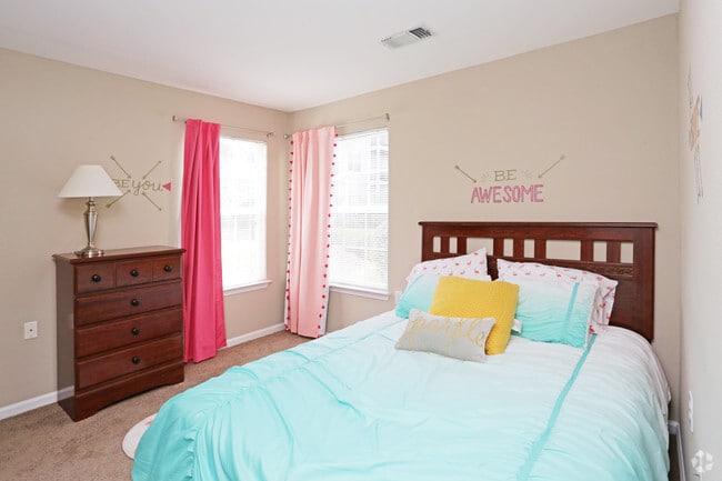 2BR, 2BA - 1,000 SF - Bedroom - Cambury Hills
