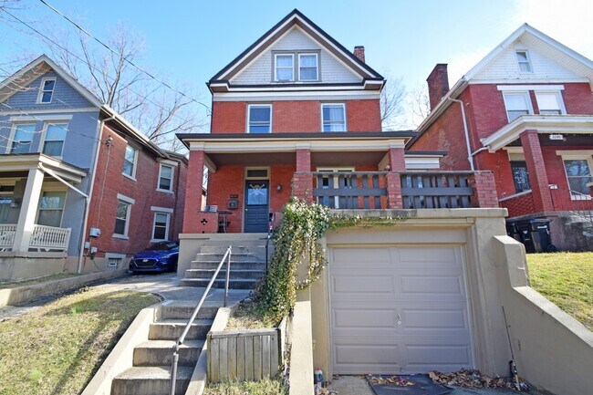 Huge House Close to Campus - 3248 Glendora Ave