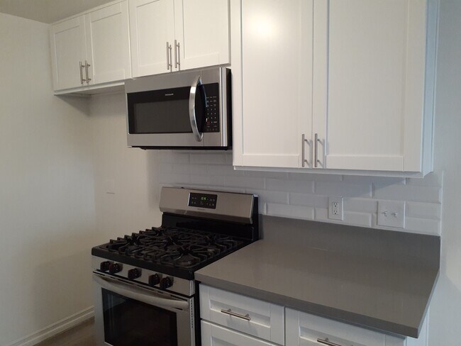 Kitchen with microwave and stove - 1717 Bedford Ln