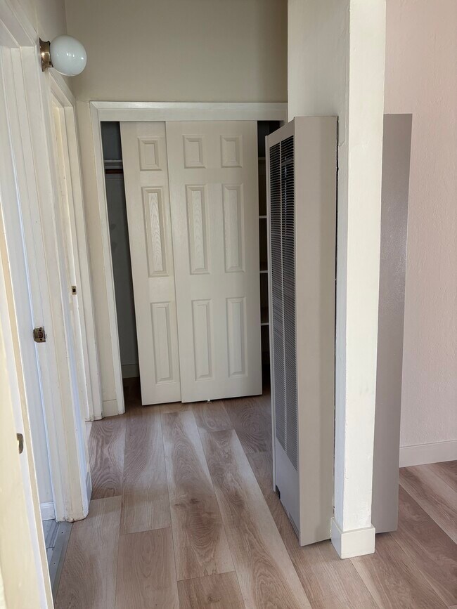 pasillo - 3133 Alma St