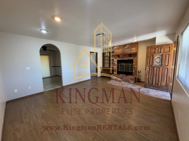 Foto del edificio - 3 Bedroom / 2 Bath Home with Courtyard Entry, Fireplace & Spacious Backyard