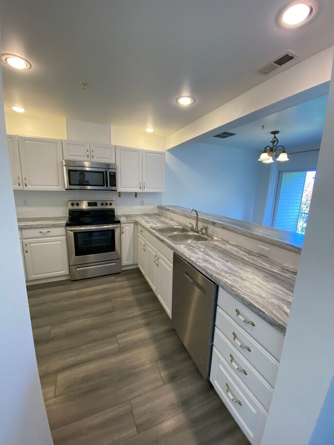Building Photo - Spacious Townhome - Dual Master Bedrooms a...