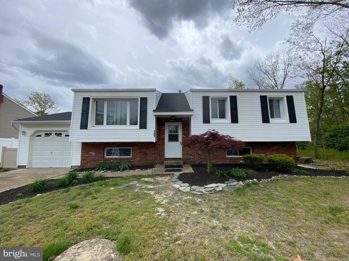 Primary Photo - 101 Cedar Lake Dr
