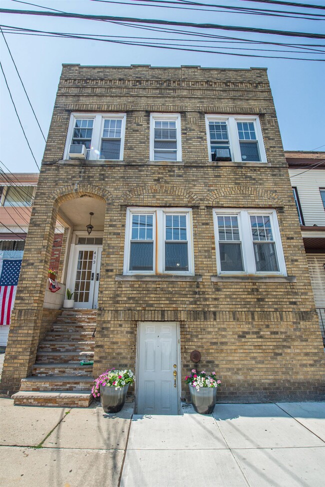 Building Photo - 413 24th St