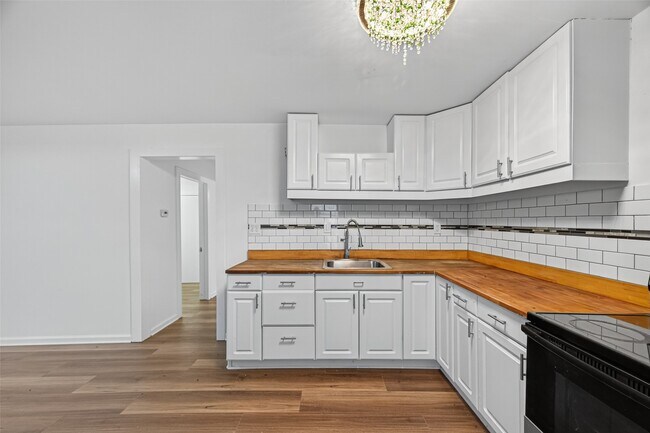 Foto del edificio - 105 Clear Lake Rd