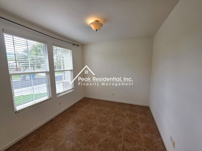 Foto del edificio - Spacious 4bd/2ba Plumas Lake Home with 2 Car Garage!