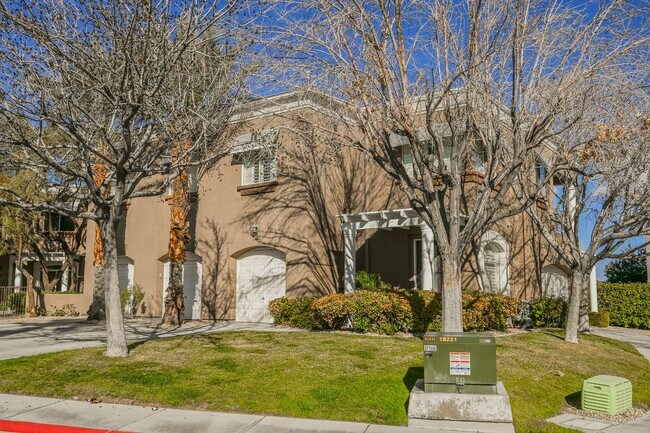 Foto del edificio - Beautiful 2 bd/2 bath condo in luxury gated Summerlin community ON TPC GOLF COURSE
