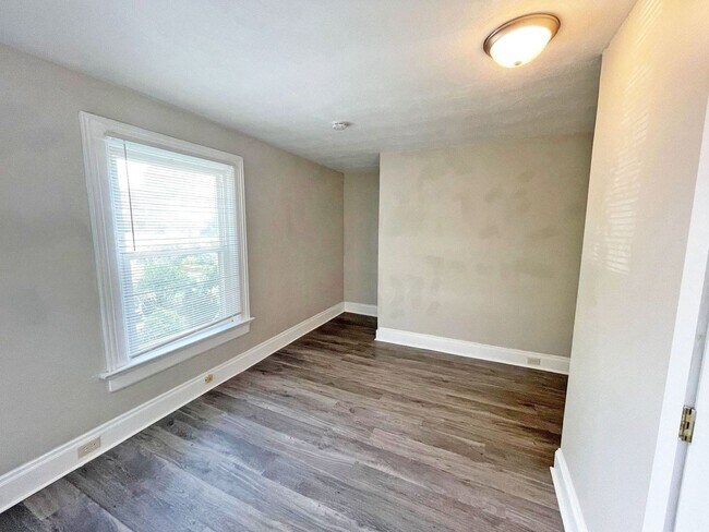 Building Photo - Newly updated Duplex in Dayton!