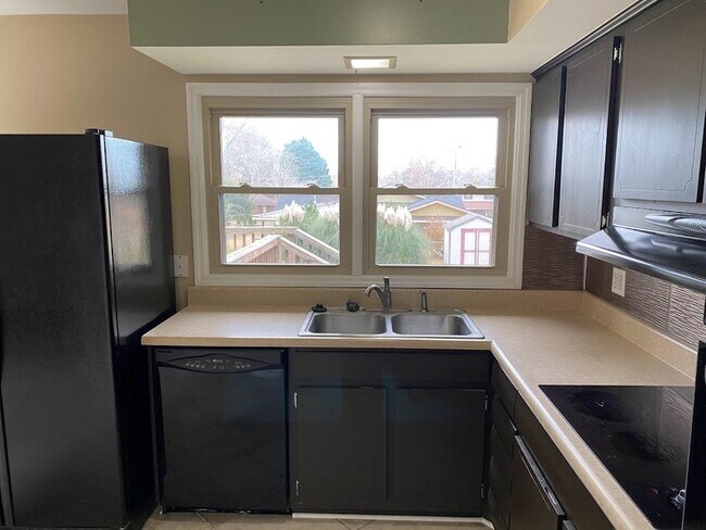 Building Photo - 2103 Chambers Dr NE