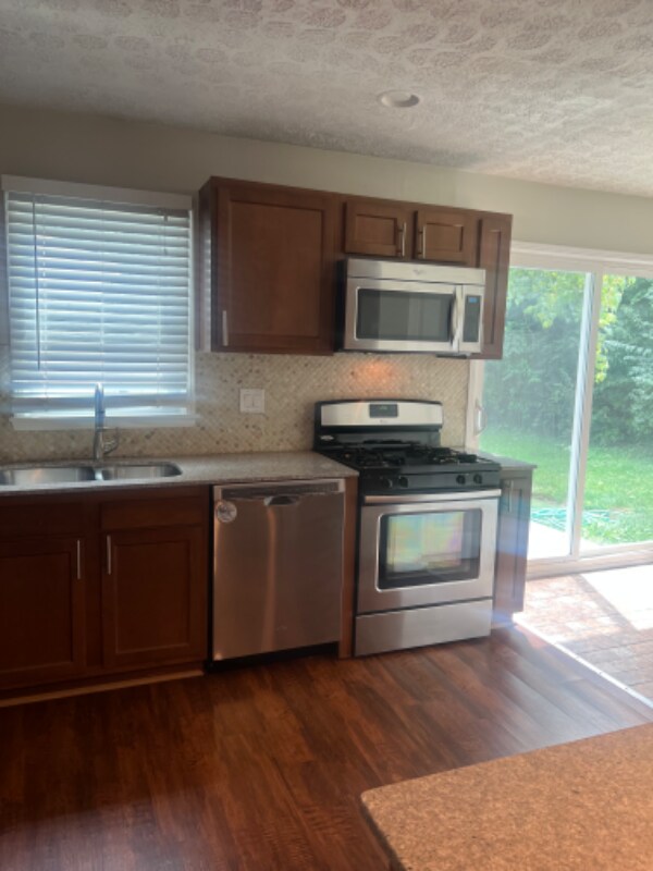 Building Photo - 6527 Rainbow Ln