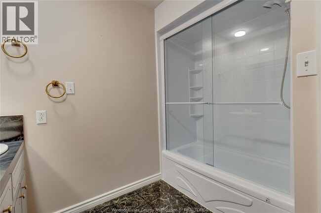 Photo du bâtiment - 2702 Tourangeau Rd