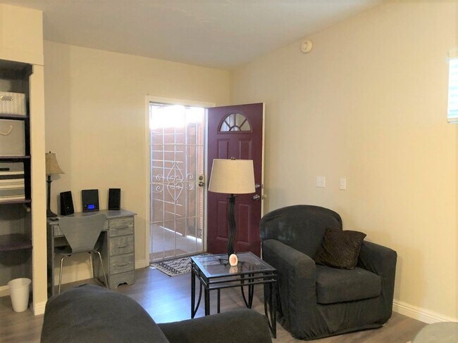 Building Photo - Furnished Studio