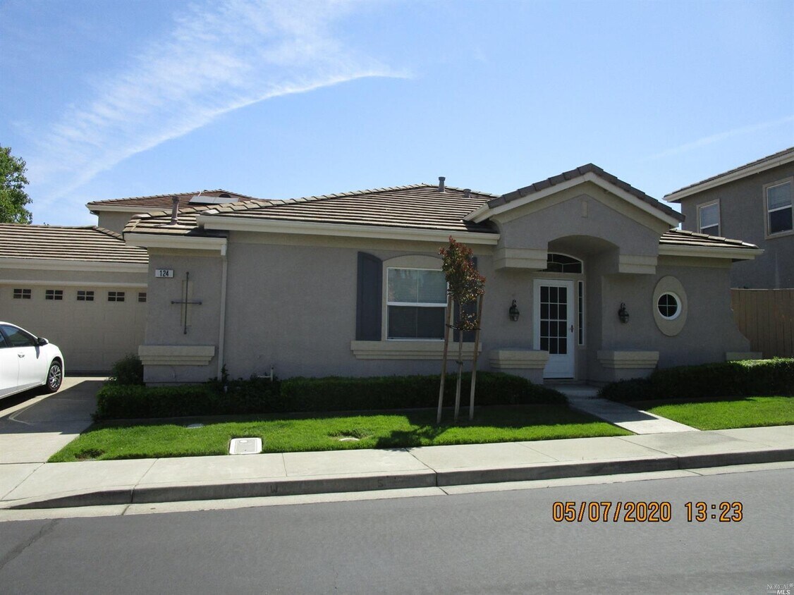 Primary Photo - 124 Dewberry Dr