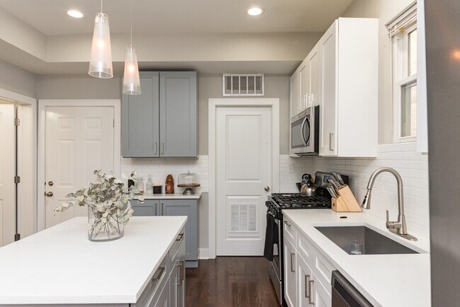 Building Photo - 3570 W Dickens Ave