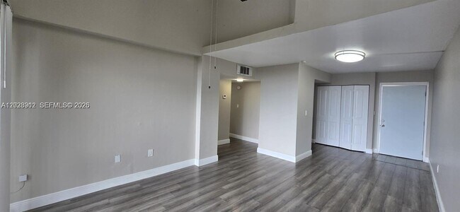 Foto del edificio - 8870 Fontainebleau Blvd