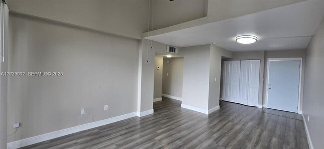 Building Photo - 8870 Fontainebleau Blvd