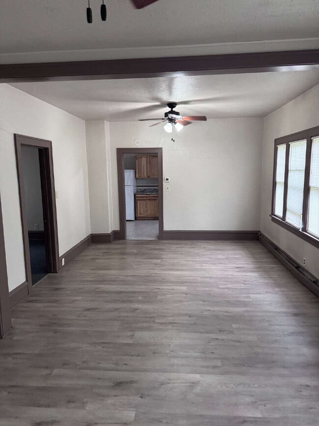 Building Photo - "Charming 3-Bed Home with Granite Elegance...