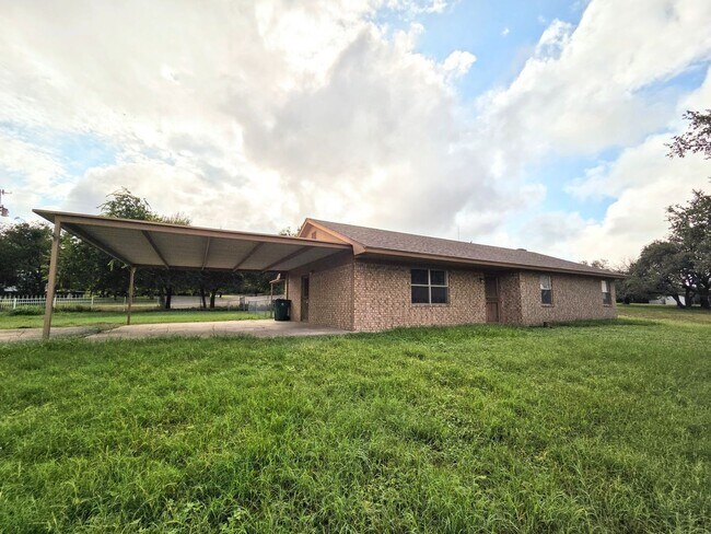 Foto del edificio - Charming 3-Bed, 2-Bath Country Home in Kem...