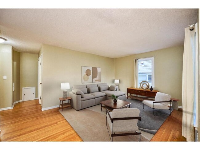 Building Photo - 1090 11th Ave SE