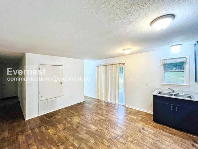 Building Photo - 1460 Woody Dr