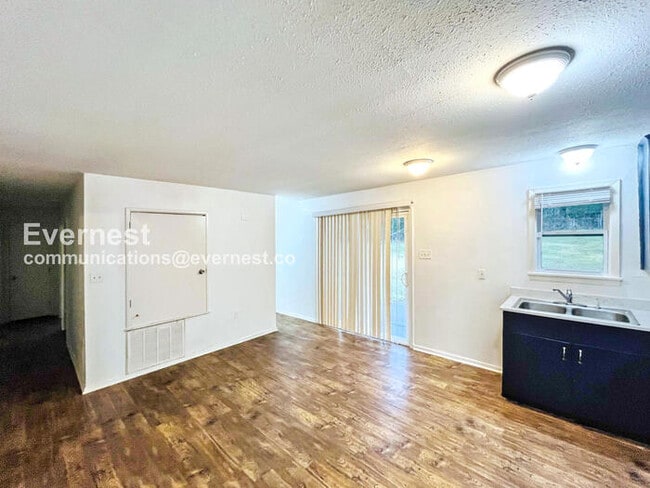 Foto del edificio - 1460 Woody Dr