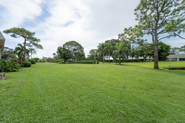 Building Photo - 18081 SE Country Club Dr