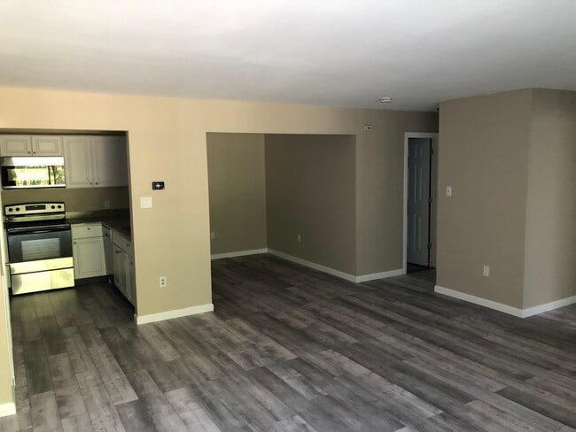 Building Photo - 290 Heather Croft