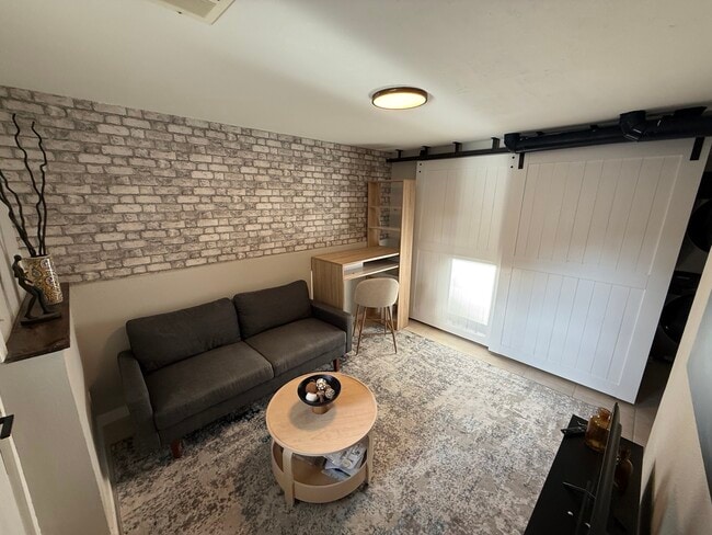 Building Photo - 805 Heather Dr