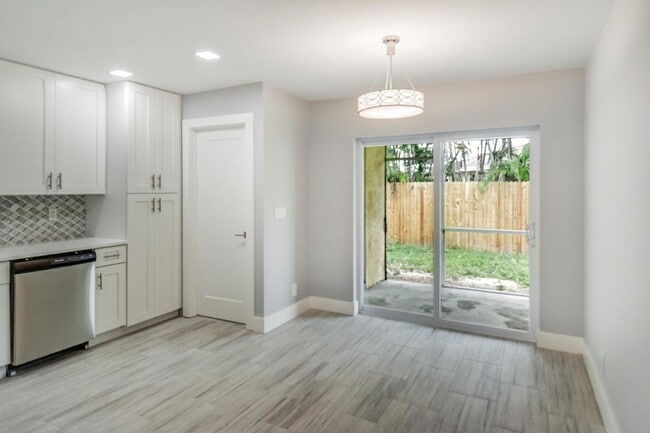 Foto del edificio - 9126 Roan Ln