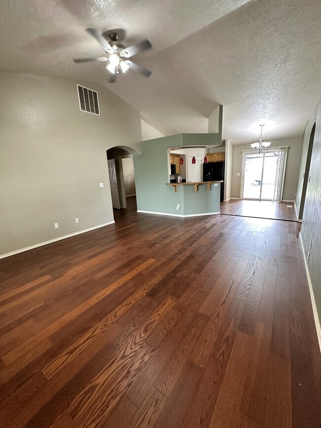 Building Photo - 689 E Huckleberry Ct