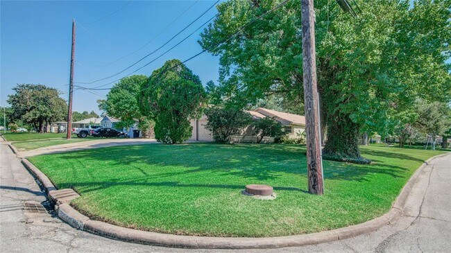 Foto del edificio - 5705 Grace Ln