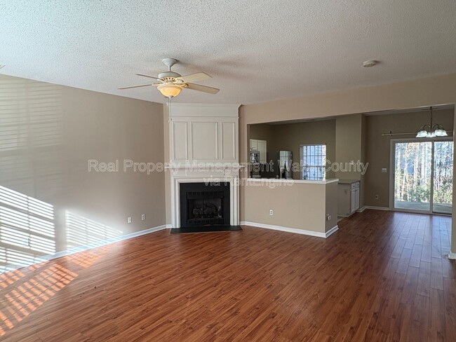 Foto del edificio - 504 Canyon Lake Cir