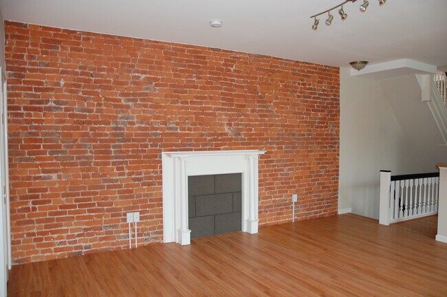 Building Photo - 701 S 51st St