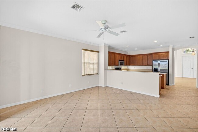 Foto del edificio - 8369 Sumner Ave
