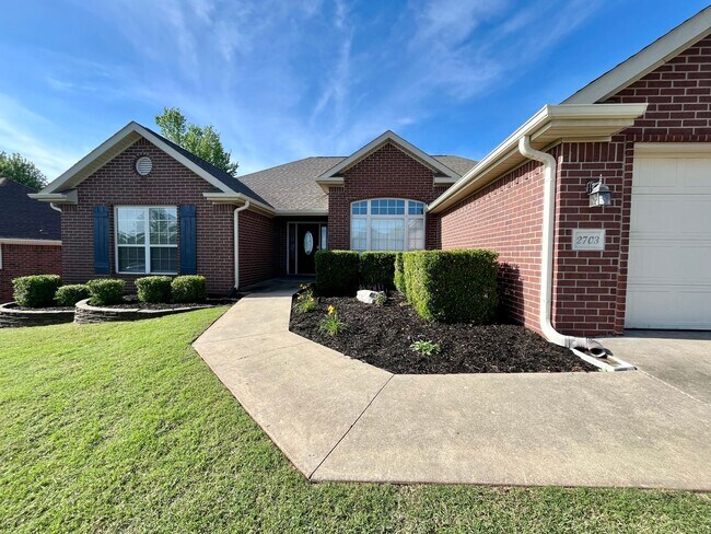 Building Photo - 4 Bedroom Spacious Home near all things Be...