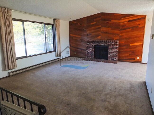 Foto del edificio - Spacious 4 Bedroom Home with Fenced Backyard & Garage