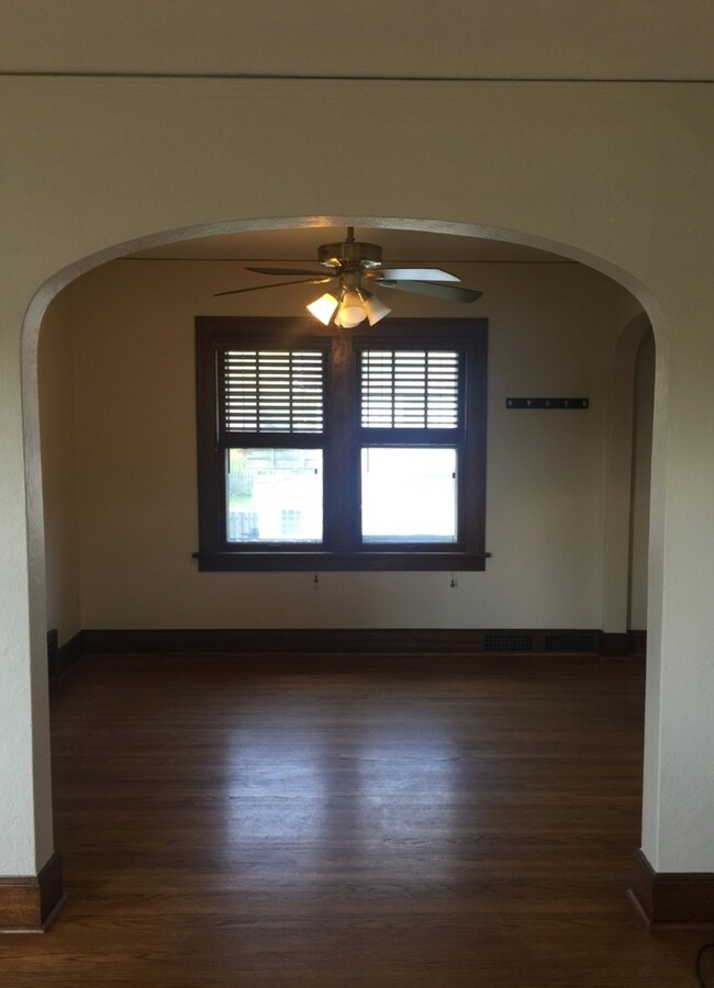 Building Photo - 206 Oak St