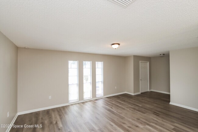 Building Photo - 881 Cayuga Ave NE